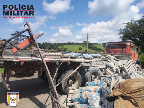 Caminhão tomba e carga fica caída na Rodovia