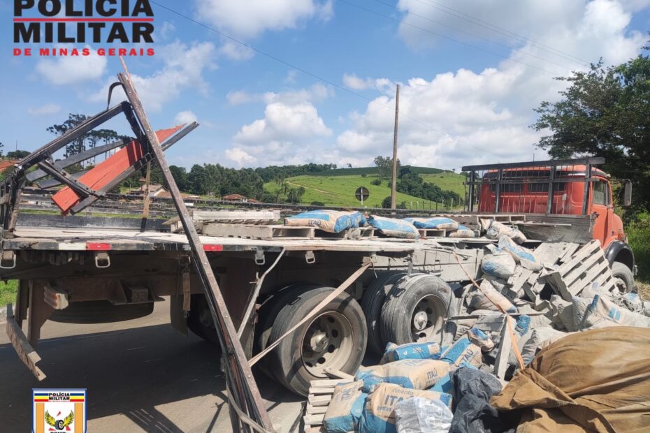 Caminhão tomba e carga fica caída na Rodovia